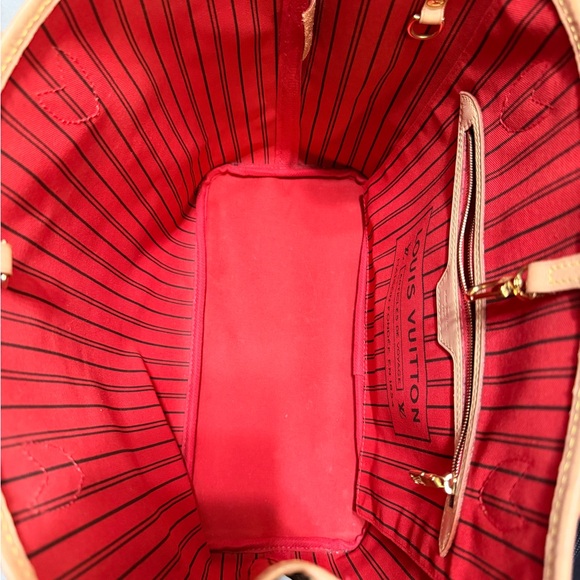 Louis Vuitton Monogram Neverfull MM - Picture 15 of 17